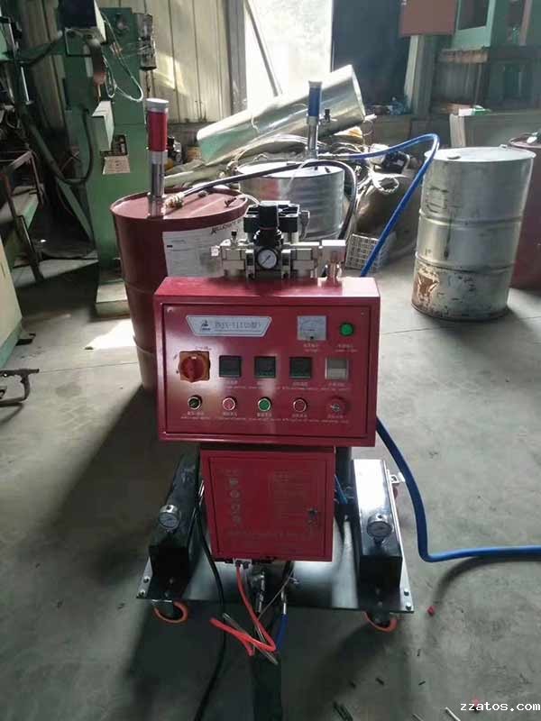 聚氨酯发泡机原料输出量可以提高到多少公斤?(图1) 不锈钢保温桶聚氨酯发泡机施工